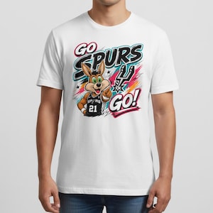 Op de afbeelding: Wit T-shirt met een cartoon konijn met een basketbalshirt met nummer 21. Het shirt toont de woorden "GO SPURS GO!" in een kleurrijk ontwerp met het Spurs-logo.