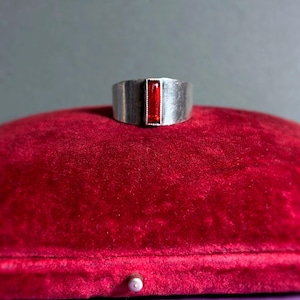Vintage skandinavischer Modernismus-Ring aus 835er Silber – Rubinrotes Glaspaste, breites Band aus der Mitte des Jahrhunderts, Größe 56