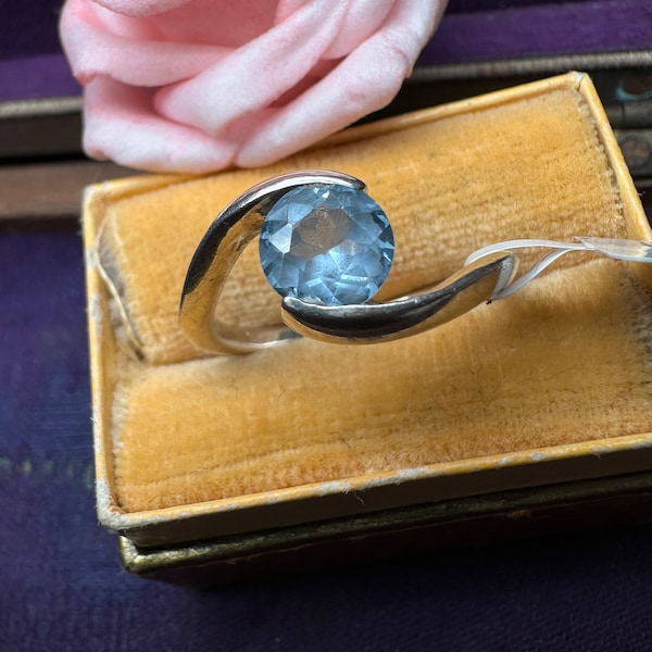 Bague vintage fabriquée à la main en spinelle bleu ciel synthétique bypass en argent