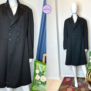 Può includere: Un lungo cappotto nero con chiusura a doppio petto e una gonna lunga e fluida. Il cappotto ha un colletto alto ed è realizzato in un tessuto liscio e lucido.