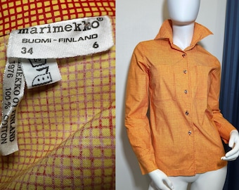 Camicia vintage Marimekko in cotone del 1976: stampa a quadri arancioni e rossi, prodotta in Finlandia, taglia S