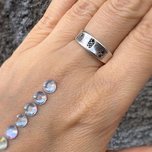 Sterling Silver Band Ring with Red, Blue & White Paste Stones – EU 18.5