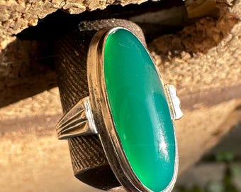 Vintage Silver Ring with Natural Green Chalcedony – Old Hallmark – Size 16