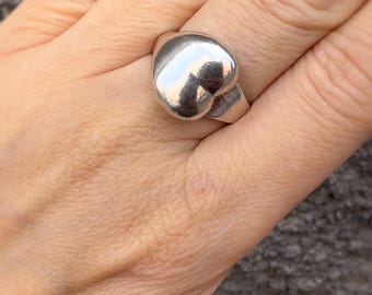 Vintage skulpturale Sterling Silber Herz Ring | Punziert mit 925 | Asymmetrisches Band | Größe 56