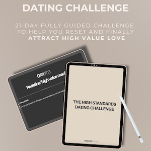 Op de afbeelding: Afbeelding toont twee tablets met de tekst "THE HIGH STANDARDS DATING CHALLENGE". Eén tablet toont "DAY/03 Redefine high value man". Een stylus ligt op de tweede tablet. De afbeelding promoot een 21-daagse dating challenge.