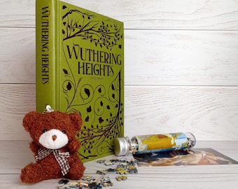 Emily Brontë, Wuthering Heights, BEAUTIFUL Gift Edition Book, Decorative Green Linen and Foil Design, Nice Tinted Page Edges + FREE GIFTS