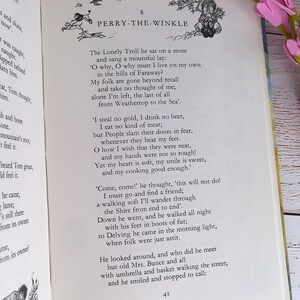 Op de afbeelding: Open boekpagina met tekst en illustraties. De titel "PERRY-THE-WINKLE" staat bovenaan, met een gedicht eronder. Het paginanummer "41" staat onderaan. Roze bloemen zijn op de achtergrond te zien.