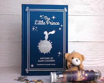 Antoine de Saint-Exupéry, Der kleine Prinz Seidengebundene Buch Geschenkset, Teddybär, Puzzle.