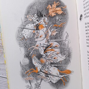 Op de afbeelding: Een illustratie uit een boek toont een gevechtssc&egrave;ne met ridders te paard. Het kunstwerk toont ridders in witte harnassen met oranje accenten, die vechten met zwaarden en speren. De achtergrond is een gedetailleerd, gearceerd landschap.