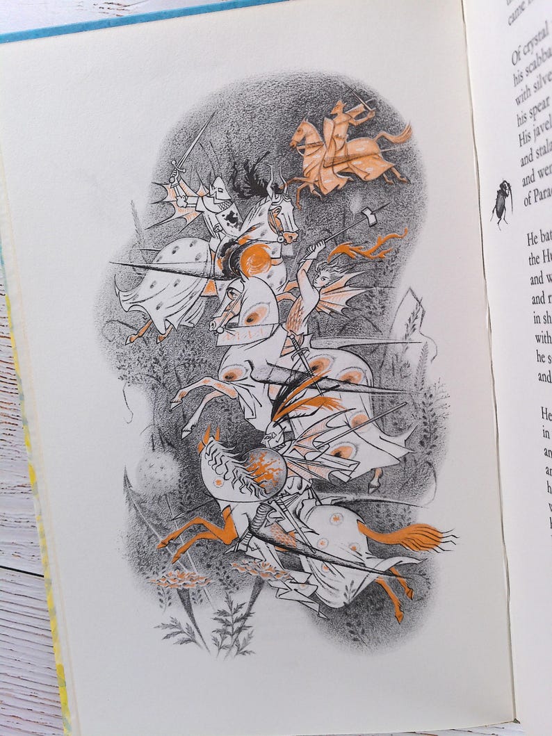 Op de afbeelding: Een illustratie uit een boek toont een gevechtssc&egrave;ne met ridders te paard. Het kunstwerk toont ridders in witte harnassen met oranje accenten, die vechten met zwaarden en speren. De achtergrond is een gedetailleerd, gearceerd landschap.