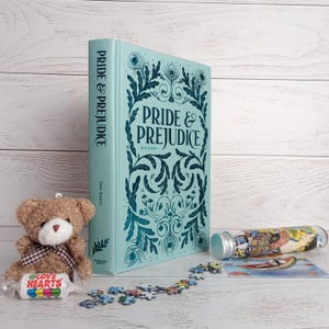 Jane Austen, Pride and Prejudice, Decorative Blue Linen Cloth and Foil Design, Collectors Hardcover Book, Coloured Page Edges, + FREE GIFTS