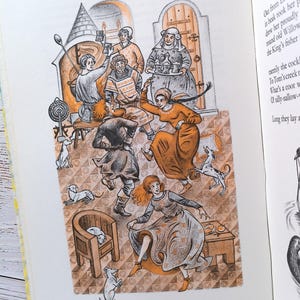 Op de afbeelding: Een illustratie uit een kinderboek toont een levendige sc&egrave;ne met figuren in middeleeuwse kledij. Het kunstwerk toont dansende mensen, honden en een gedetailleerd interieur met meubels en architecturale elementen. Het kleurenpalet is warm, met bruine en oranje tinten.