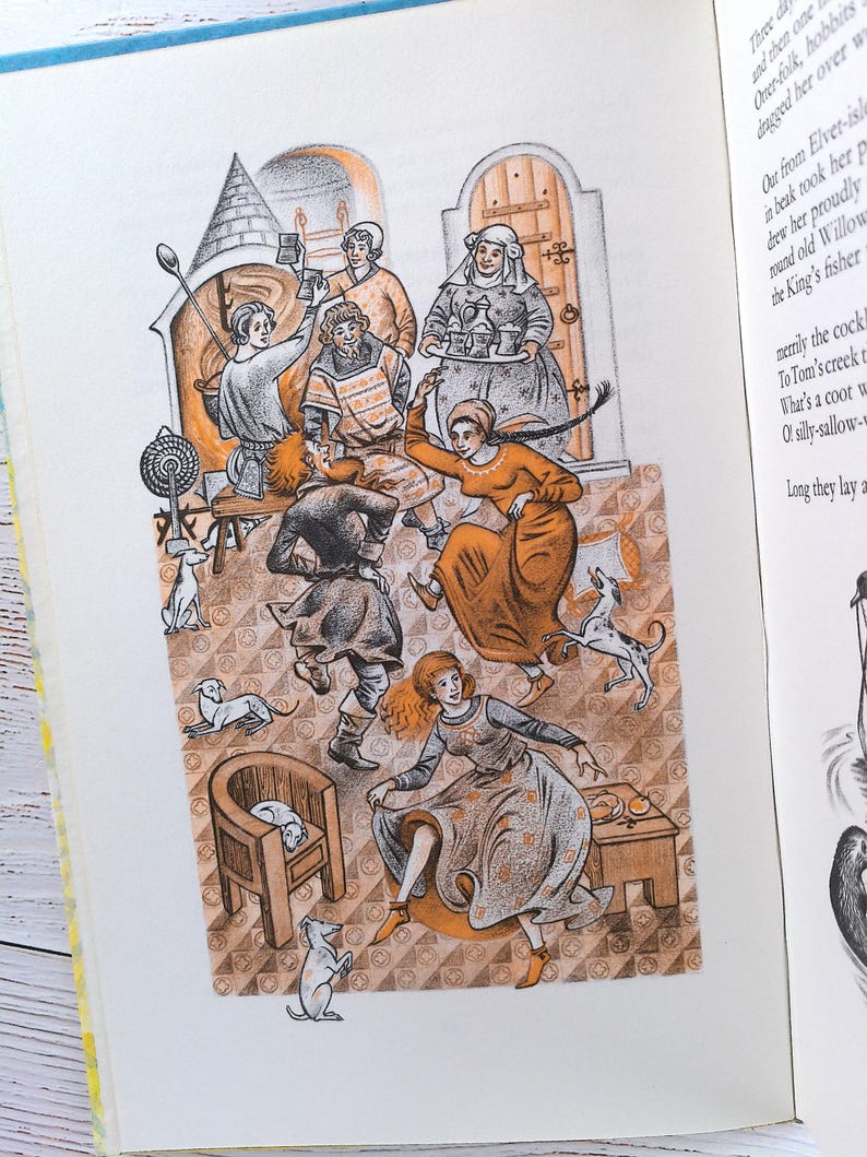 Op de afbeelding: Een illustratie uit een kinderboek toont een levendige sc&egrave;ne met figuren in middeleeuwse kledij. Het kunstwerk toont dansende mensen, honden en een gedetailleerd interieur met meubels en architecturale elementen. Het kleurenpalet is warm, met bruine en oranje tinten.