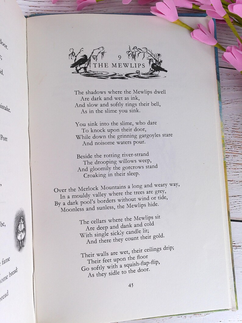 Op de afbeelding: Open boekpagina met tekst en illustraties. De titel "THE MEWLIPS" staat bovenaan, met een tekening van kraaien. De tekst beschrijft een donkere, mysterieuze omgeving met verwijzingen naar schaduwen, slijm en waterspuwers. Roze bloemen zijn op de achtergrond.
