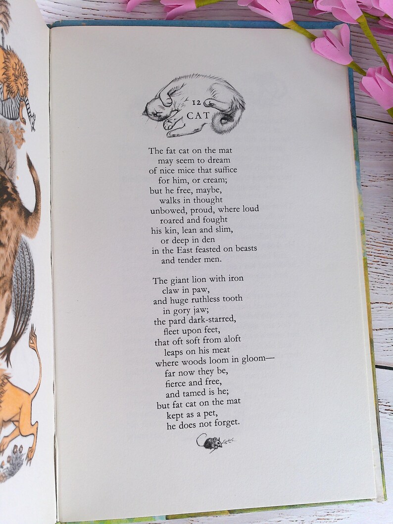 Op de afbeelding: Pagina van een open boek met een vintage illustratie van een slapende kat, vergezeld van een gedicht. De tekst "CAT" staat boven de illustratie en het gedicht beschrijft een kat.