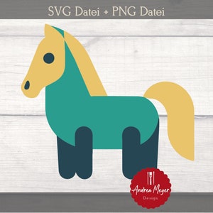 Op de afbeelding: Een platte ontwerp illustratie van een paard in teal, geel en marineblauw. Het paard heeft een gele manen en staart, met de tekst "SVG Datei + PNG Datei" bovenaan. Een rood logo met de tekst "Andrea Meyer Design" staat onderaan.