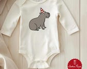 Capybara für Kinderkleidung – niedliches Tiermotiv mit Partyhut | Plotterdatei SVG PNG