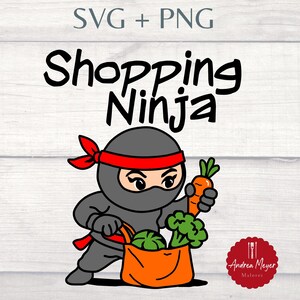 Könnte beinhalten: Cartoon-Illustration eines Ninjas mit dem Text "Shopping Ninja". Der Ninja trägt ein graues Outfit mit rotem Stirnband und Schärpe und hält eine Karotte und eine Einkaufstasche.