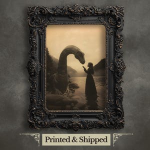 Mystische Nessie Encounter Wand Kunst Druck Vintage Stil Fotografie Monster von Loch Ness Kunst Nostalgische Fantasy Print Cryptid Poster