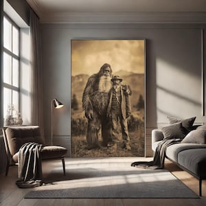 Puede incluir: Una fotograf&iacute;a en blanco y negro de una gran criatura peluda de pie junto a un hombre en un entorno boscoso. La criatura parece ser un Pie Grande o Sasquatch, mientras que el hombre est&aacute; vestido con un atuendo vintage. La imagen tiene un ambiente r&uacute;stico y misterioso.