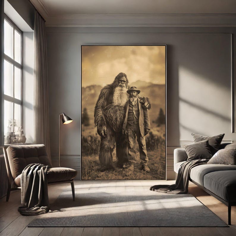 Puede incluir: Una fotograf&iacute;a en blanco y negro de una gran criatura peluda de pie junto a un hombre en un entorno boscoso. La criatura parece ser un Pie Grande o Sasquatch, mientras que el hombre est&aacute; vestido con un atuendo vintage. La imagen tiene un ambiente r&uacute;stico y misterioso.