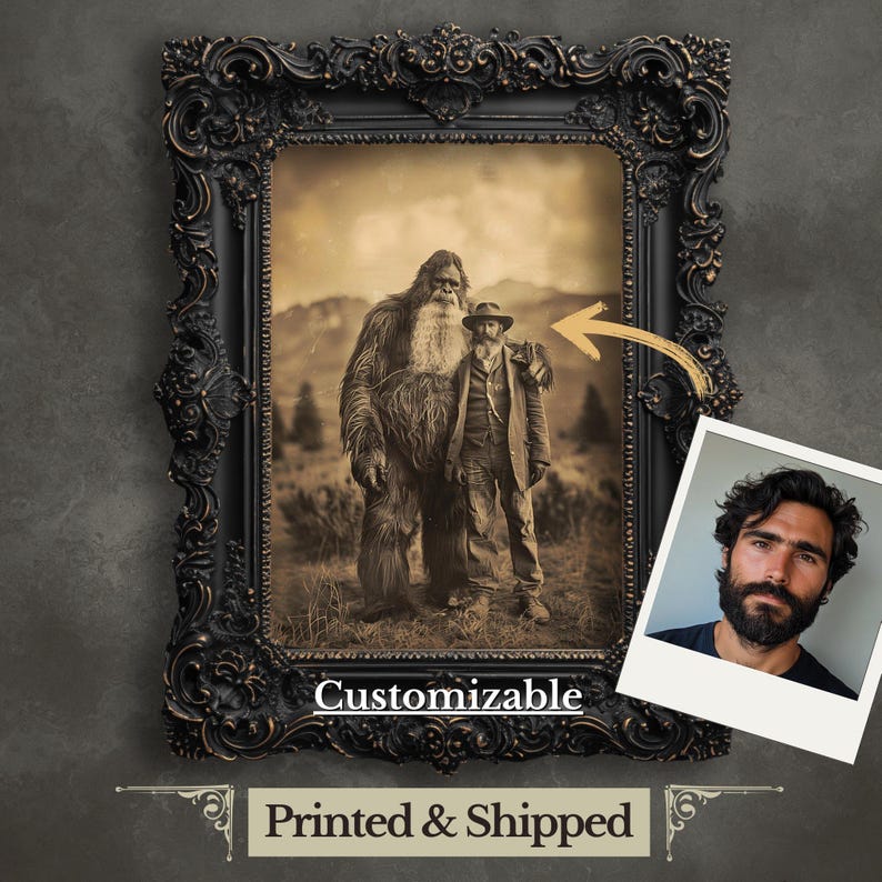 Puede incluir: Una impresi&oacute;n enmarcada personalizable que presenta una imagen en blanco y negro de un hombre de pie junto a una gran criatura peluda. La imagen tiene un aspecto vintage y el texto "Customizable" est&aacute; impreso debajo de la imagen.
