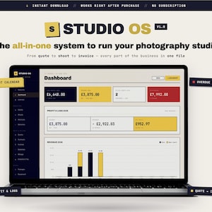 Könnte beinhalten: Ein Laptop-Bildschirm mit dem Studio OS v1.0 Dashboard, einem All-in-One-System für Fotostudios. Die Benutzeroberfläche zeigt eine dunkle Seitenleiste, Finanzdaten in gelben, roten und weißen Feldern sowie Balkendiagramme zur Umsatzverfolgung.