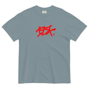 Könnte beinhalten: Ein hellblaues T-Shirt mit einer roten Grafik des chinesischen Zeichens "俠" (ausgesprochen "xia") im Graffiti-Stil.