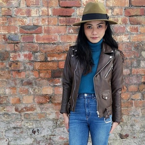 Chaqueta de cuero genuino marrón para mujer, corte entallado, estilo motociclista, chaqueta clásica de aspecto vintage.
