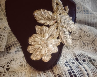 Mini lámpara gótica pequeña con clip, pantalla hecha a mano de terciopelo negro y bordado plateado, estilo vintage oscuro ~ IVY