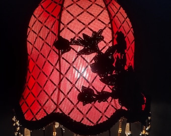 Pantalla de lámpara Art Déco roja, negra y dorada – Pantalla de lámpara gótica floral con flecos y cuentas – Lámpara de mesa vintage hecha a mano – Decoración de lujo para el hogar