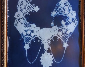 Colgante de encaje gótico con impresión en cianotipo – Arte mural azul hecho a mano sobre papel Hahnemühle Fine Art – Arte textil de elegancia oscura