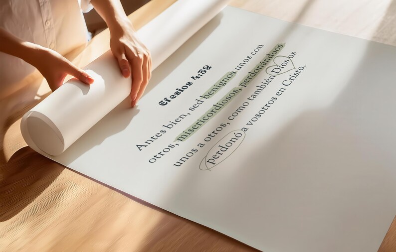 K&ouml;nnte beinhalten: Eine wei&szlig;e Papierrolle mit spanischem Text wird auf einer Holzoberfl&auml;che ausgerollt. Der Text enth&auml;lt die Worte "Efesios 4:32" und andere spanische S&auml;tze. Das Papier wird von einer Person gehalten.