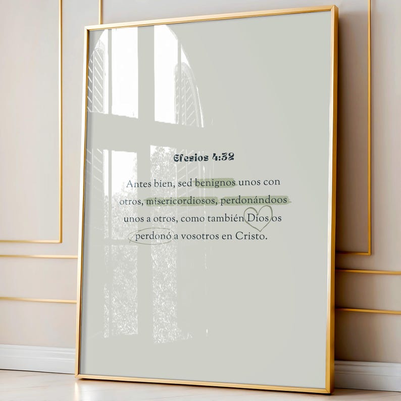 K&ouml;nnte beinhalten: Ein gerahmter Druck mit goldfarbenem Rahmen zeigt spanischen Text. Der Text enth&auml;lt "Efesios 4:32" und eine Passage &uuml;ber Vergebung und Freundlichkeit. Der Hintergrund ist hellgrau.