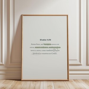 K&ouml;nnte beinhalten: Ein gerahmter Druck mit dem Text "Efesios 4:32" in einer dekorativen Schriftart. Der Text darunter ist auf Spanisch, wobei die W&ouml;rter "misericordiosos, perdon&aacute;ndoos" gr&uuml;n hervorgehoben sind. Der Rahmen ist hellbraun.