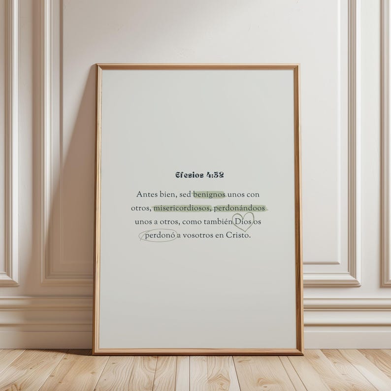 K&ouml;nnte beinhalten: Ein gerahmter Druck mit dem Text "Efesios 4:32" in einer dekorativen Schriftart. Der Text darunter ist auf Spanisch, wobei die W&ouml;rter "misericordiosos, perdon&aacute;ndoos" gr&uuml;n hervorgehoben sind. Der Rahmen ist hellbraun.