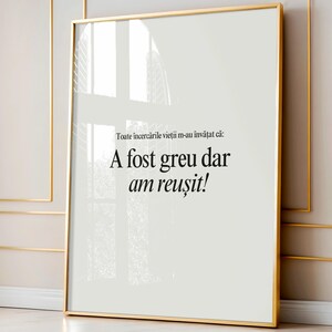 Puede incluir: Una cita motivacional en un marco dorado sobre un fondo blanco. La cita dice "Toate încercările vieții m-au învățat că: A fost greu dar am reușit!"