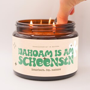 Vela bávara XXL con el eslogan "DAHOAM is am SCHEENSTN", color blanco crema, 380 g, cera de colza, vegana, procedente de Múnich.