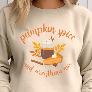 パンプキンスパイスと素敵なものがたくさん入ったスウェットシャツ。誕生日やクリスマス、秋にぴったりのギフト。心地よい季節にぴったりのスウェットシャツ。パンプキンスパイスシャツ。