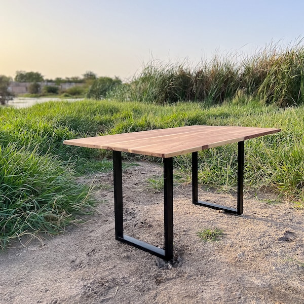 Table Taabal fabriquée au Sénégal, bois de manguier, pieds en métal