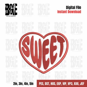Może przedstawiać: Czerwony haft z napisem "SWEET" w kształcie serca. Projekt jest dostępny w rozmiarach 5, 7.5, 10 i 12.5 cm. Formaty plików obejmują PES, DST, HUS, EXP, VIP, VP3, XXX i JEF.