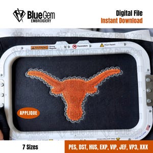 Op de afbeelding: Een oranje applicatie van een longhorn met een witte kanten rand wordt weergegeven op een zwarte achtergrond. De afbeelding is gelabeld "Digital File Instant Download" en bevat de tekst "Blue Gem Embroidery" en "7 Sizes."