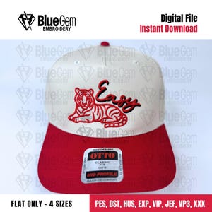 Könnte beinhalten: Zweifarbige Baseballkappe mit rotem Schirm und weißer Krone. Die Kappe zeigt eine rote Tigergrafik mit dem Wort "Easy" darüber gestickt. Der Hut hat ein "Blue Gem Embroidery"-Logo und den Text "Digital File Instant Download".