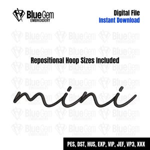 Peut inclure: Un motif de broderie noir et blanc du mot "mini" en écriture cursive. Le motif comprend des tailles de cerceau repositionnables.