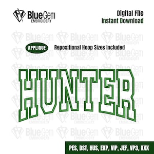 Puede incluir: Diseño bordado en verde de la palabra "HUNTER" en una fuente universitaria. La imagen incluye el texto "Descarga instantánea de archivo digital" y el logotipo de Blue Gem Embroidery. También incluye "APPLIQUE" y "Tamaños de aro reposicionables incluidos".