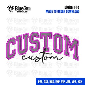 以下が含まれることがあります： 紫とグレーのカレッジスタイルで「CUSTOM」という言葉が書かれたデジタル刺繍ファイル。下には筆記体の「custom」があります。「MADE TO ORDER DOWNLOAD」という文字がデザインの上にあります。Blue Gem Embroideryのロゴが左上にあります。
