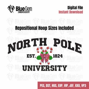 Pode incluir: Desenho bordado de "North Pole University" com uma data de estabelecimento de 1824. O desenho apresenta um par de bengalas de doces com um laço vermelho e folhas de azevinho.
