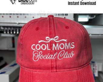 Peut inclure: Casquette de baseball rouge avec broderie blanche qui dit "COOL MOMS Social Club" avec un nœud en ruban blanc au-dessus du texte.