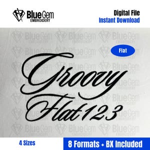 Op de afbeelding: Een digitaal borduurbestand met de woorden "Groovy Flat 123" in een zwart scriptlettertype. De afbeelding bevat het "Blue Gem Embroidery" logo en tekst met 4 maten en 8 formaten.