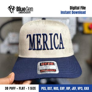 Könnte beinhalten: Beige und marineblaue Baseballkappe mit dem Wort "'MERICA" in Marineblau gestickt. Die Kappe hat einen flachen Schirm und ein "Blue Gem Embroidery"-Logo. Der Text "Digital File Instant Download" ist ebenfalls sichtbar.